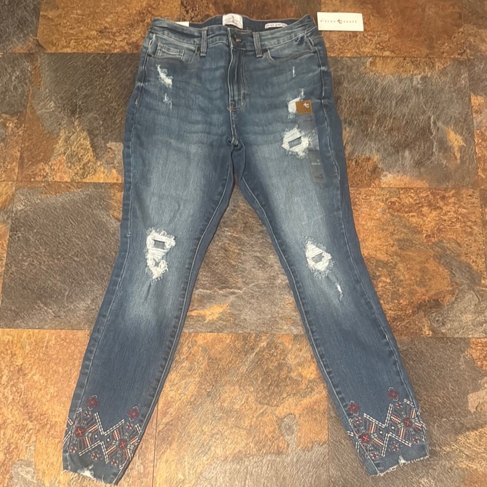 True Craft Blue Ankle Cropped Jeans with Embroidery